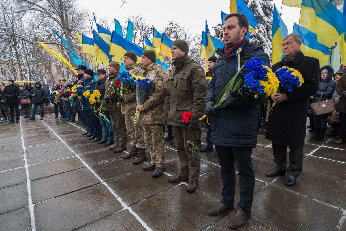 Сине-желтые флаги гордо развеваются на ветру Сине-желтые флаги гордо развеваются на ветру