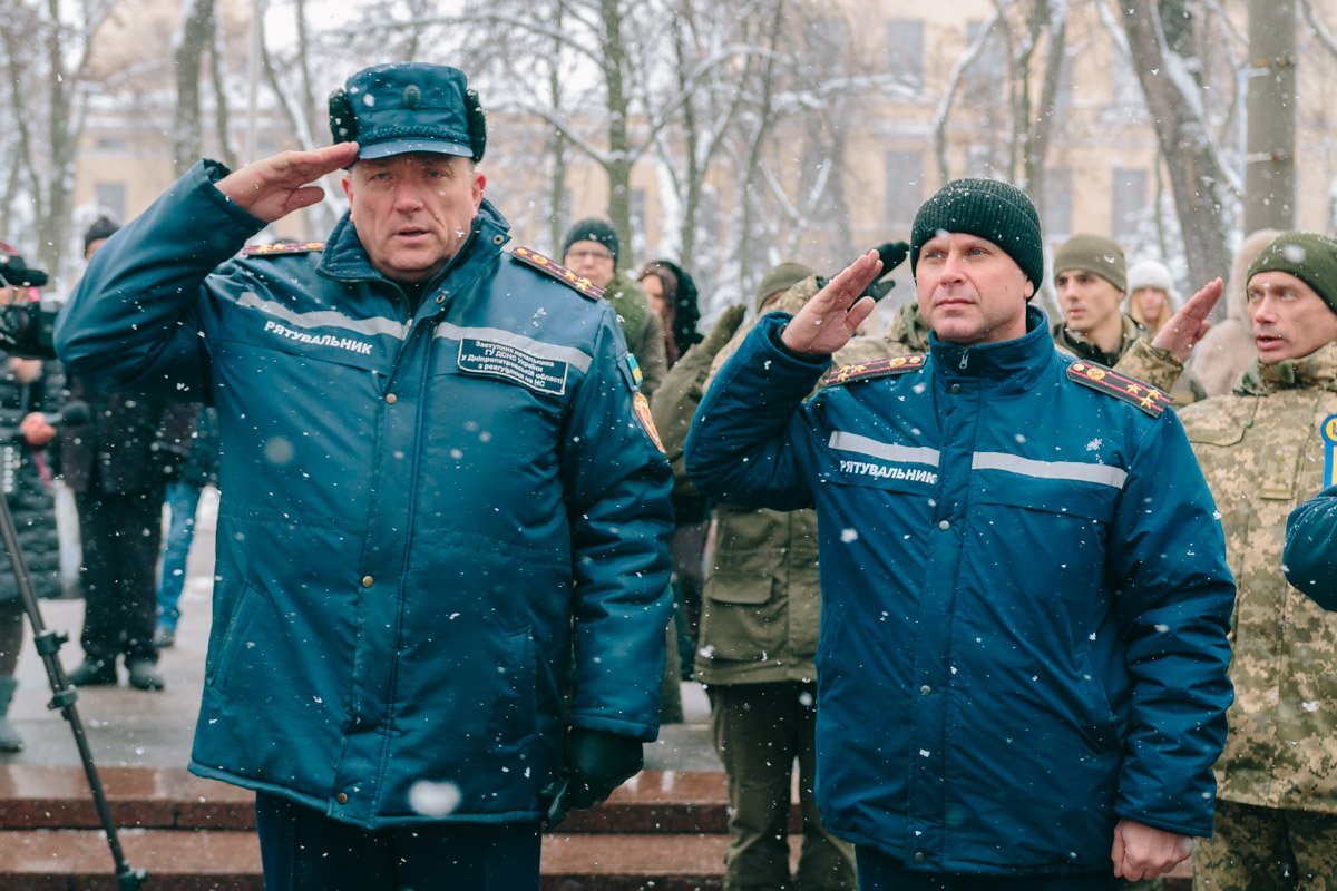 Спасатели также пришли почтить память Спасатели также пришли почтить память