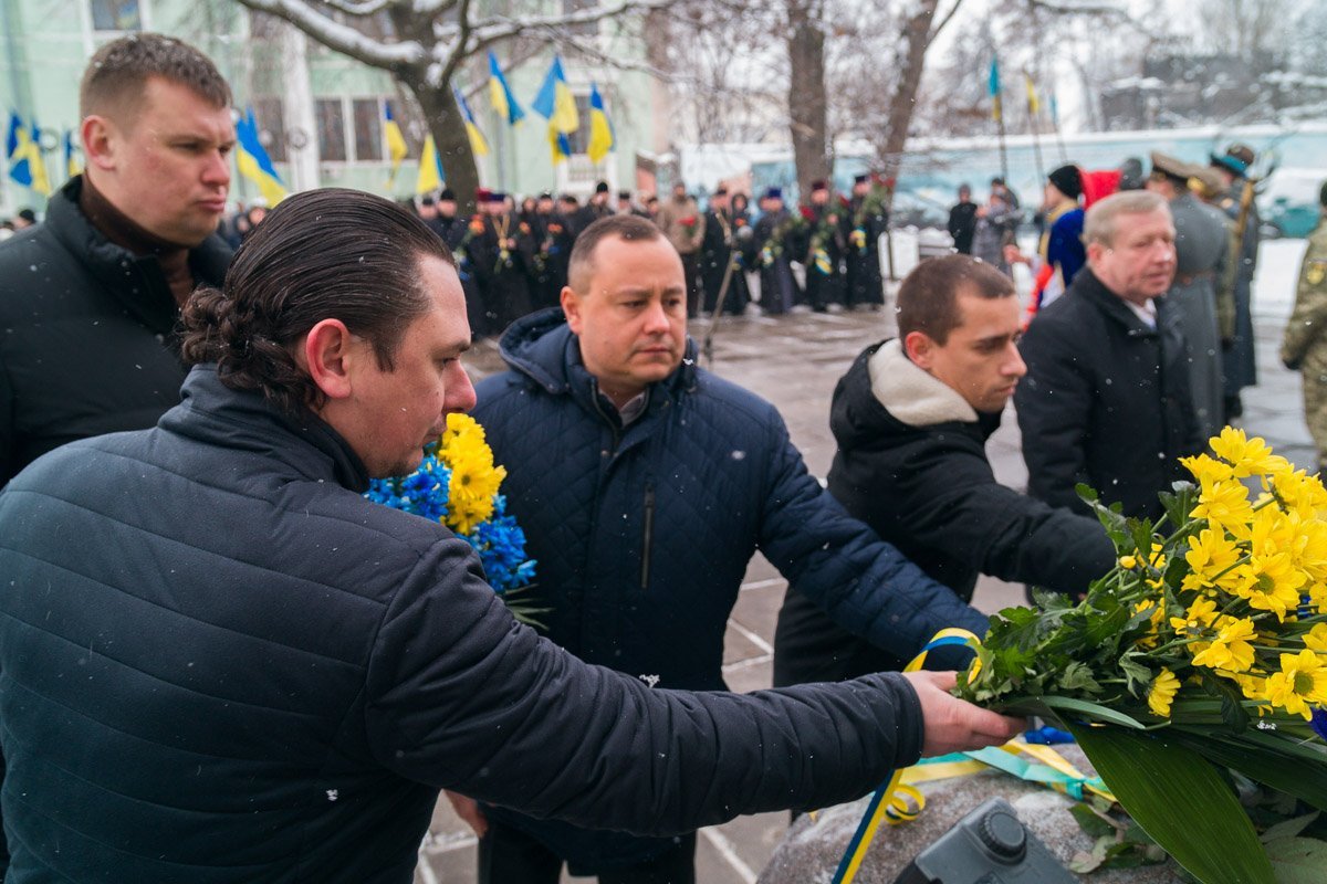 Цветы возложили главы районных советов Цветы возложили главы районных советов