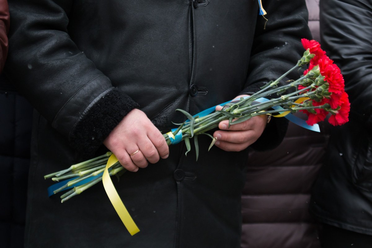 Красные гвоздики символизируют невинно пролитую кровь Красные гвоздики символизируют невинно пролитую кровь