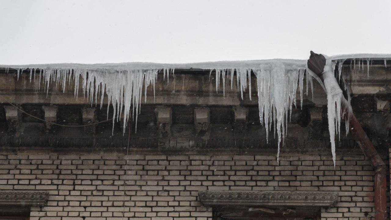 Опасные ледяные наросты расположились прямо над головами прохожих