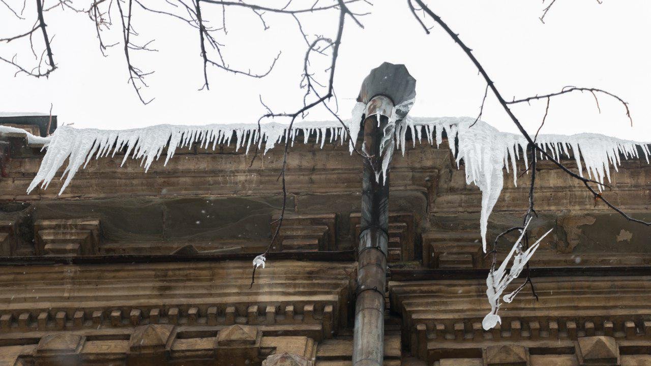 Углы домов облепили ледяные глыбы
