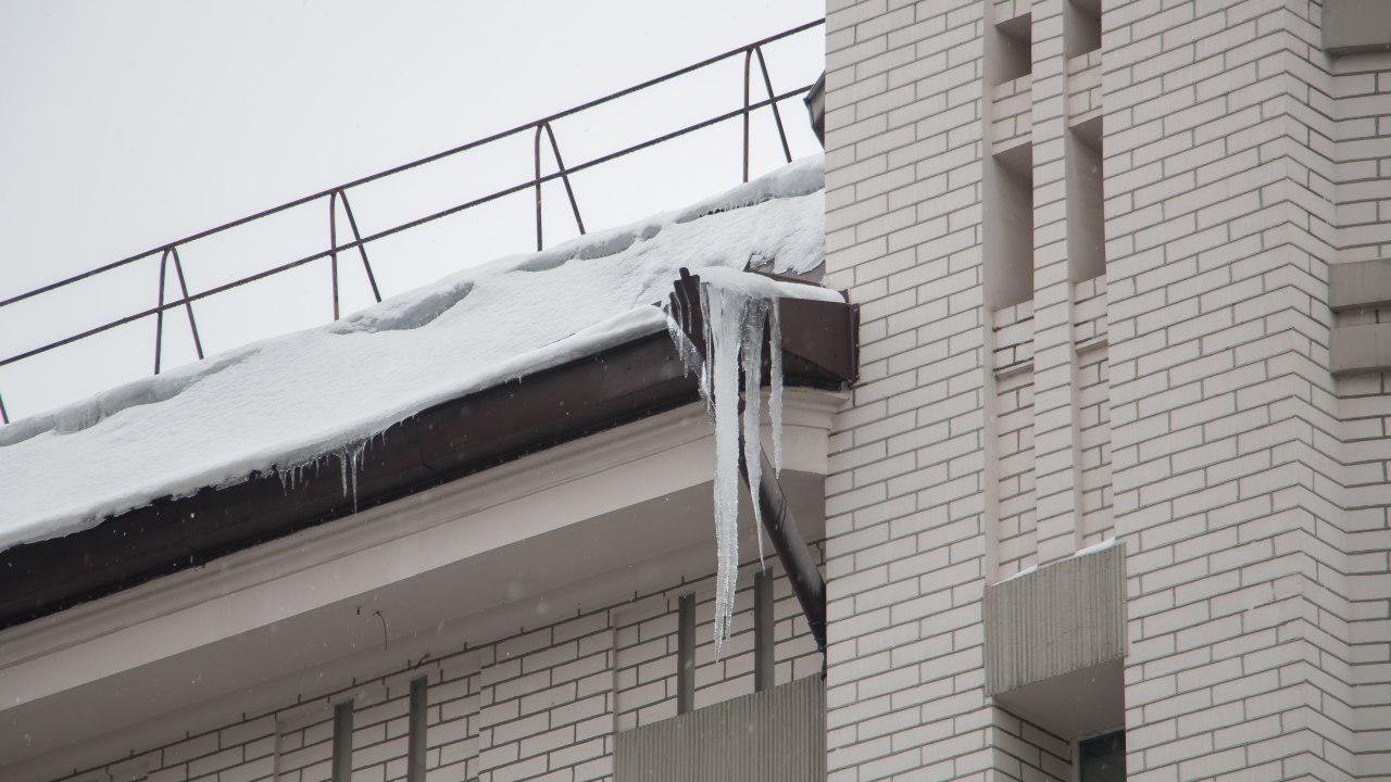 Даже новые здания теперь "украшены" сосульками