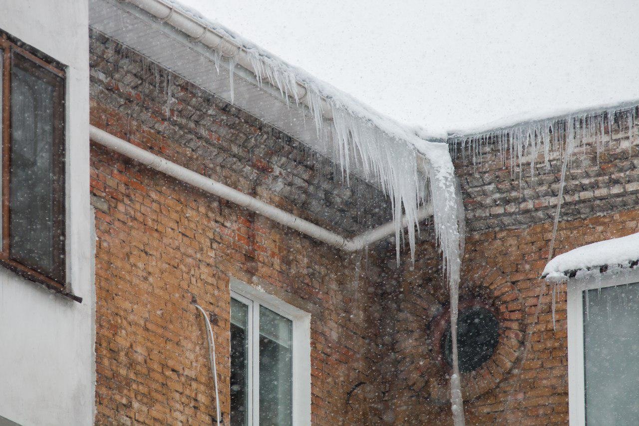 Метель и ледяные "оковы" домов