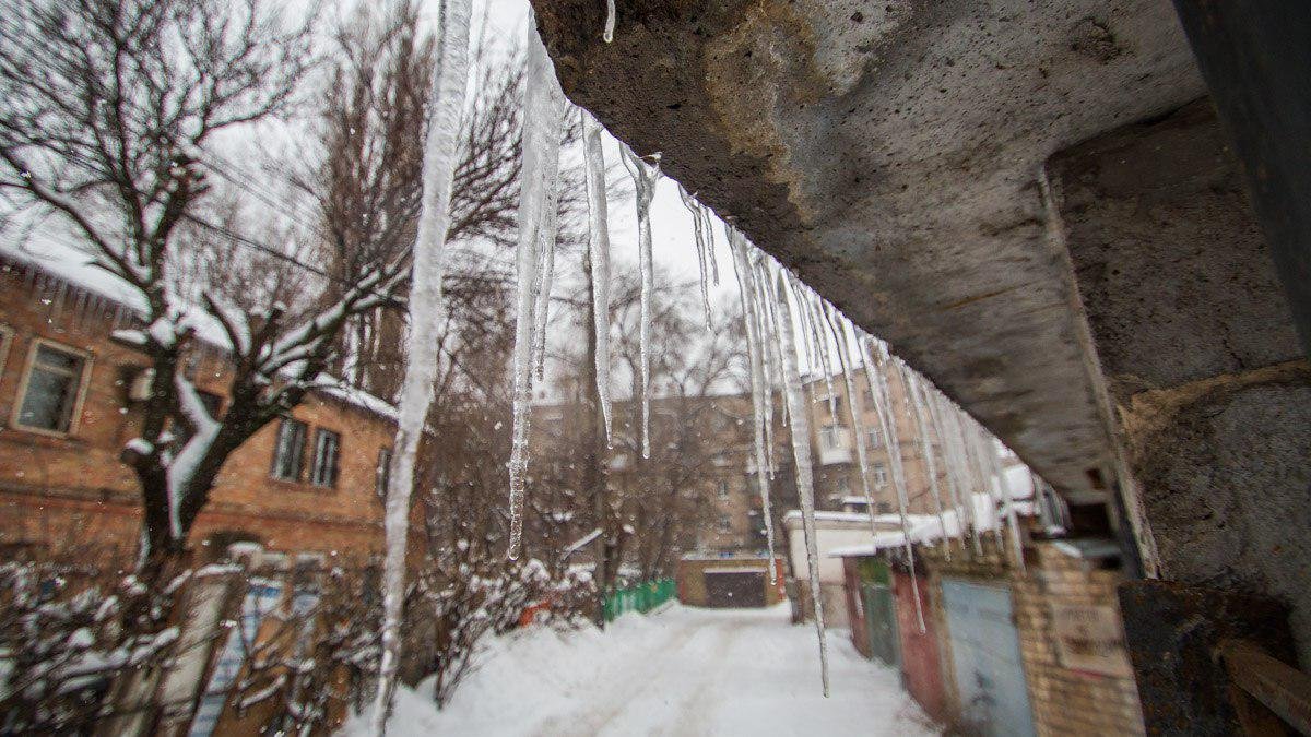 Острые сосульки могут быть опасными для жителей
