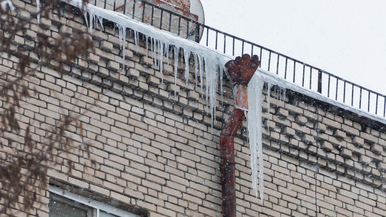 Водостоки в ледяном плену