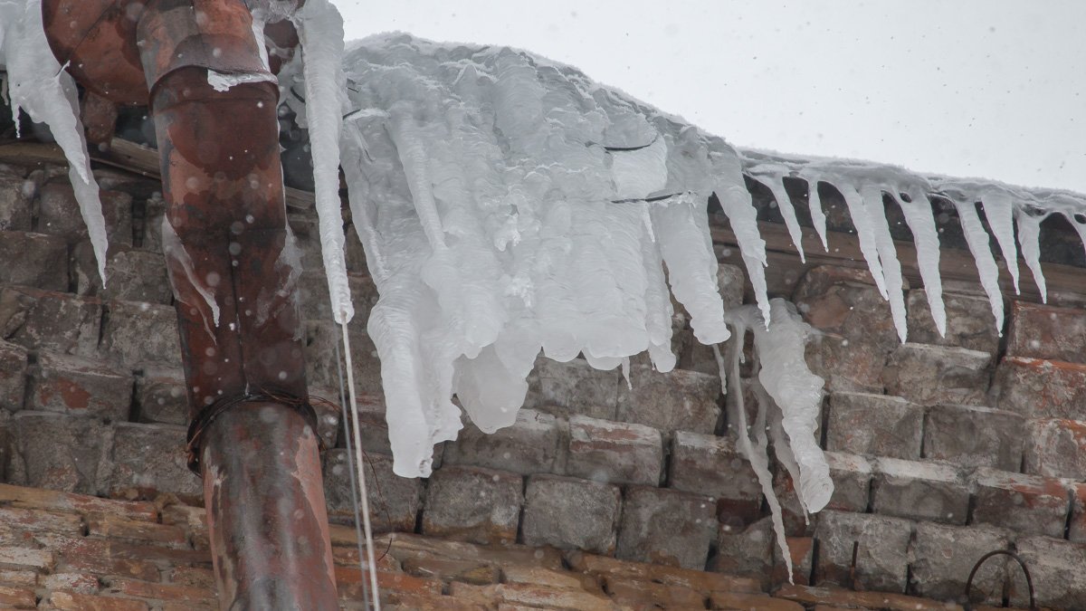 В прошлом году сосульки сбивали альпинисты