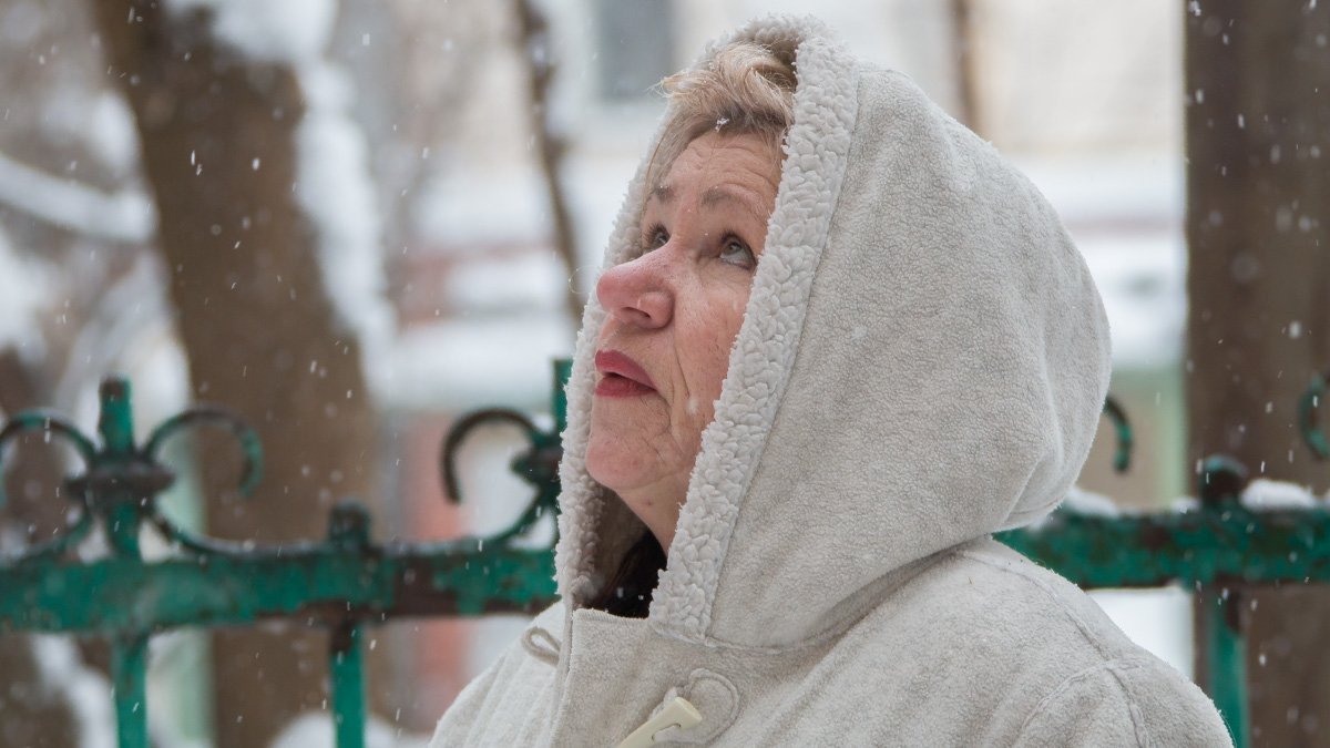 Жительница дома самостоятельно борется с проблемой сосулек