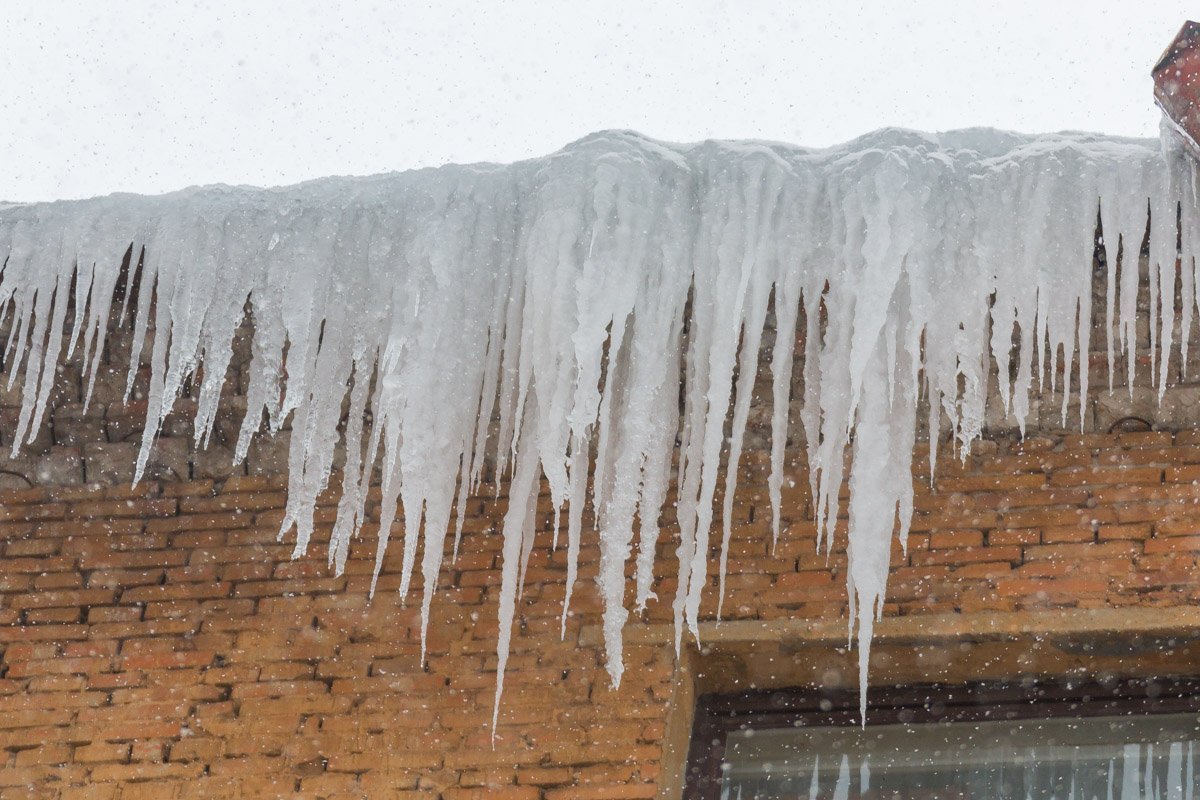 Сосульки расположились на Яворницкого, 46