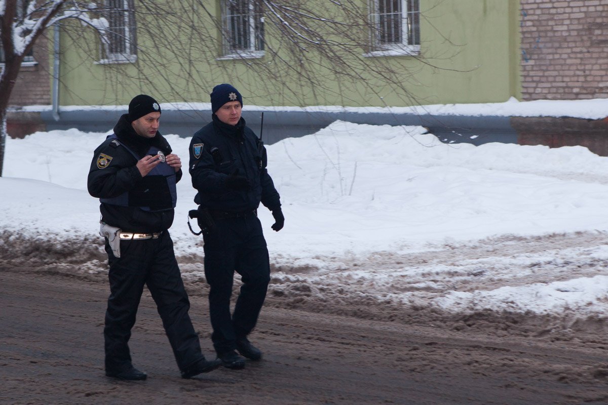 На месте работает полицейский патруль