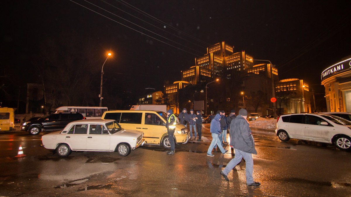 На улице Вячеслава Липинского столкнулись Mercedes и ВАЗ 2