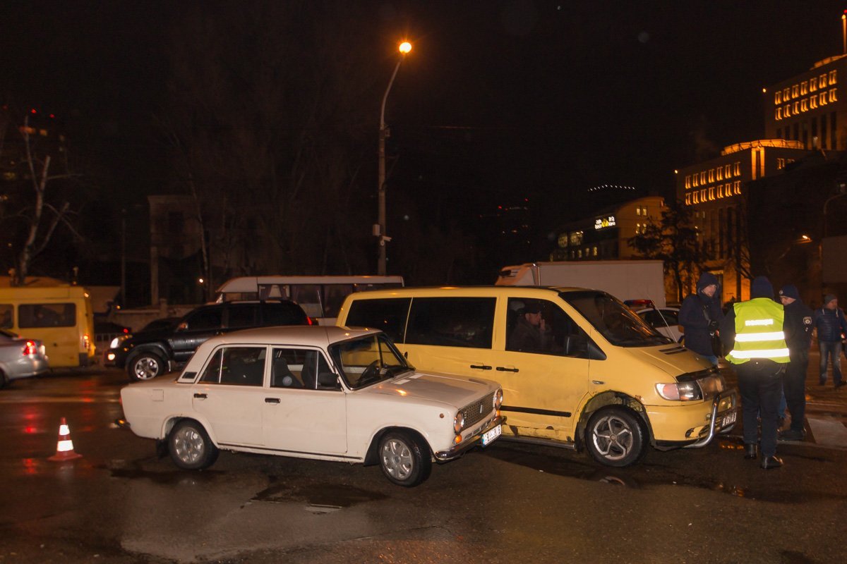 На улице Вячеслава Липинского столкнулись Mercedes и ВАЗ 3