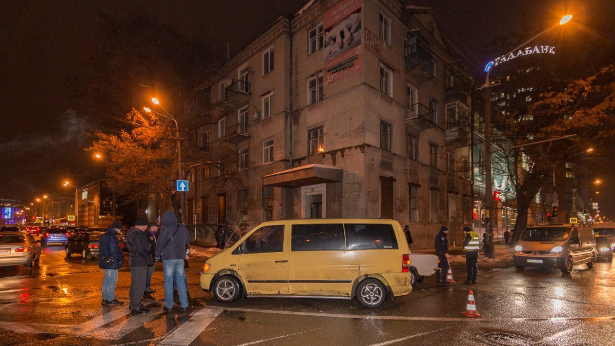 На улице Вячеслава Липинского столкнулись Mercedes и ВАЗ 4