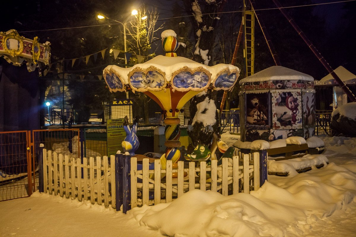 На территории находится огромный луна-парк со множеством качель На территории находится огромный луна-парк со множеством качель