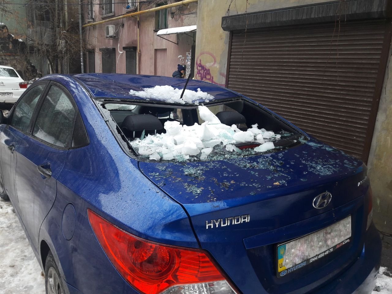 Сосульки пробили заднее стекло автомобиля Сосульки пробили заднее стекло автомобиля