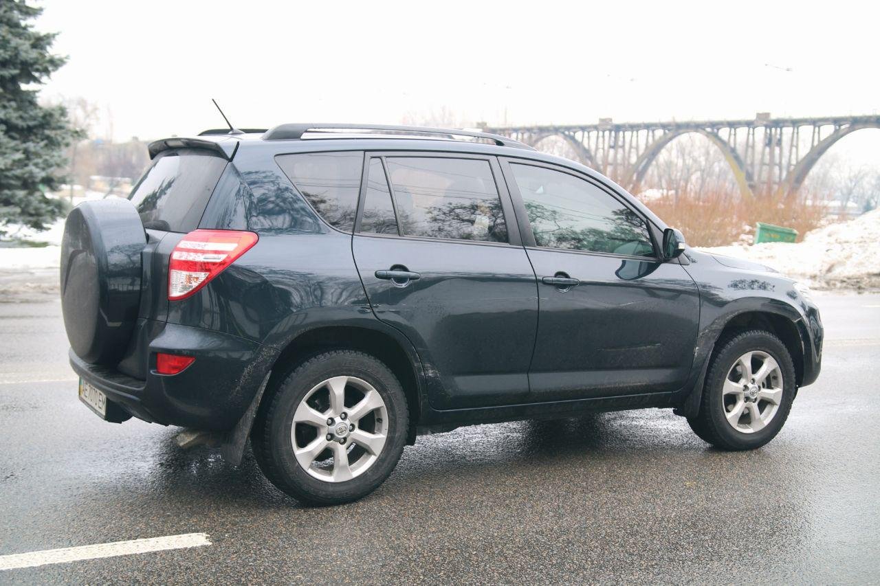 У автомобиля Toyota поцарапана правая сторона автомобиля