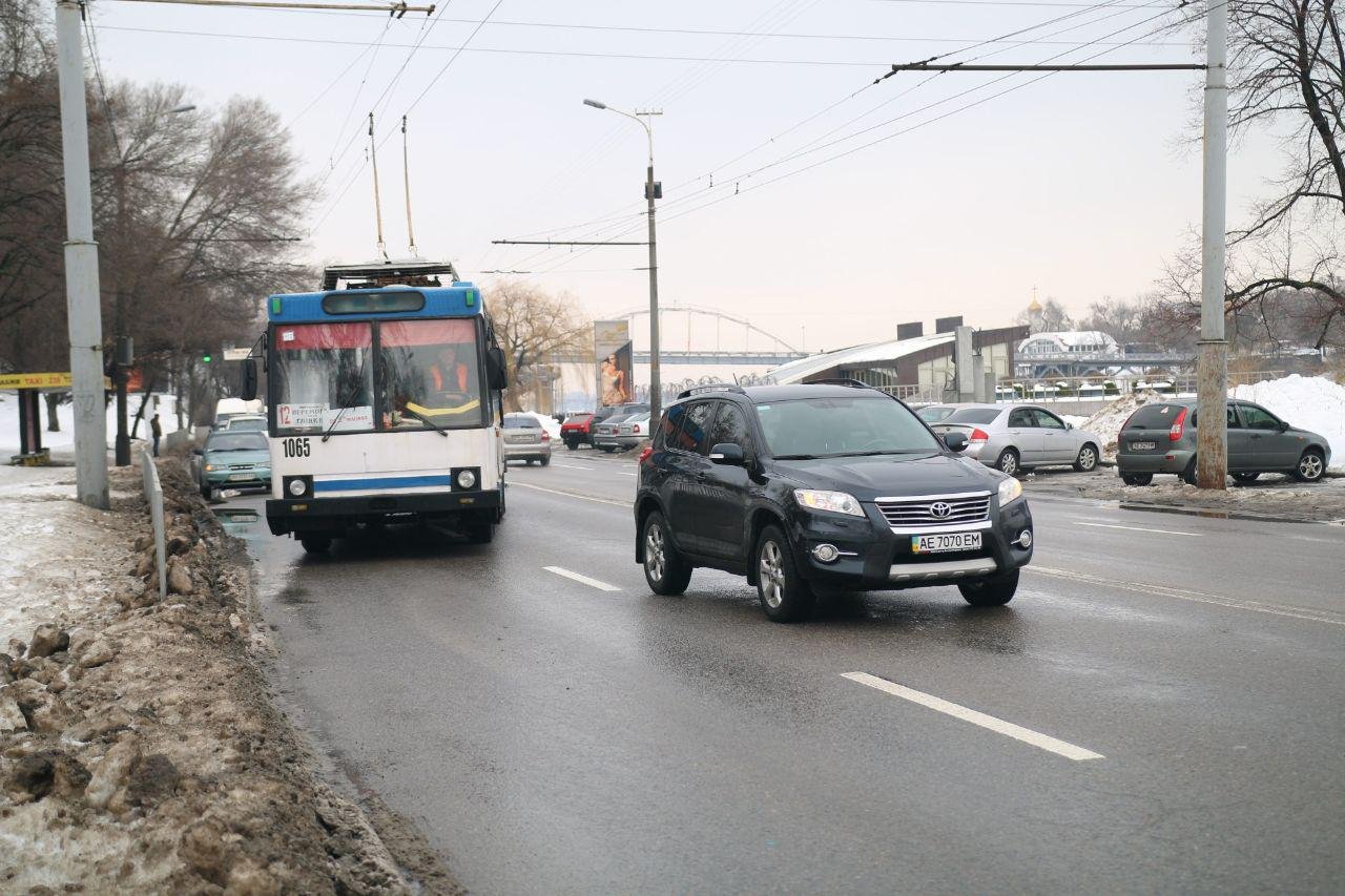 Автомобили стоят прямо на проезжей части