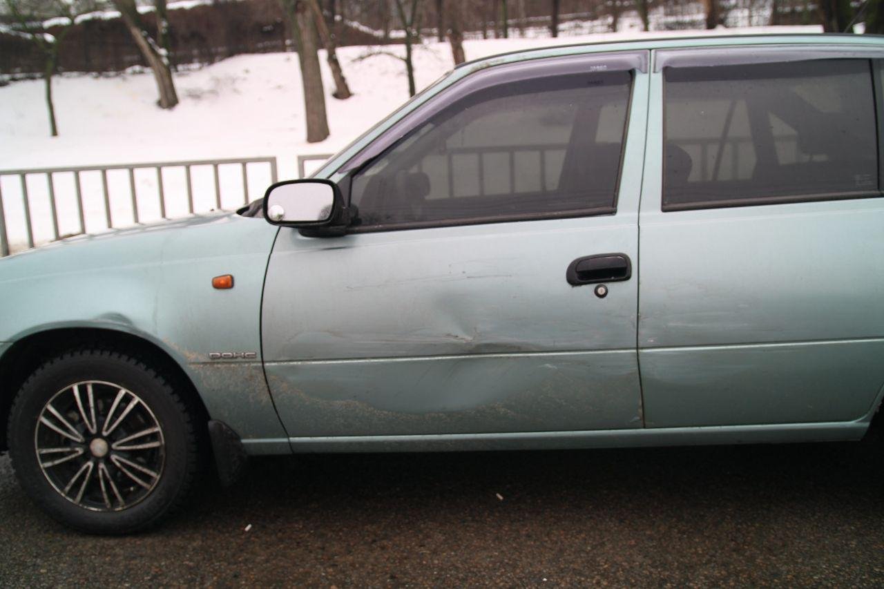 У автомобиля поцарапан левый бок