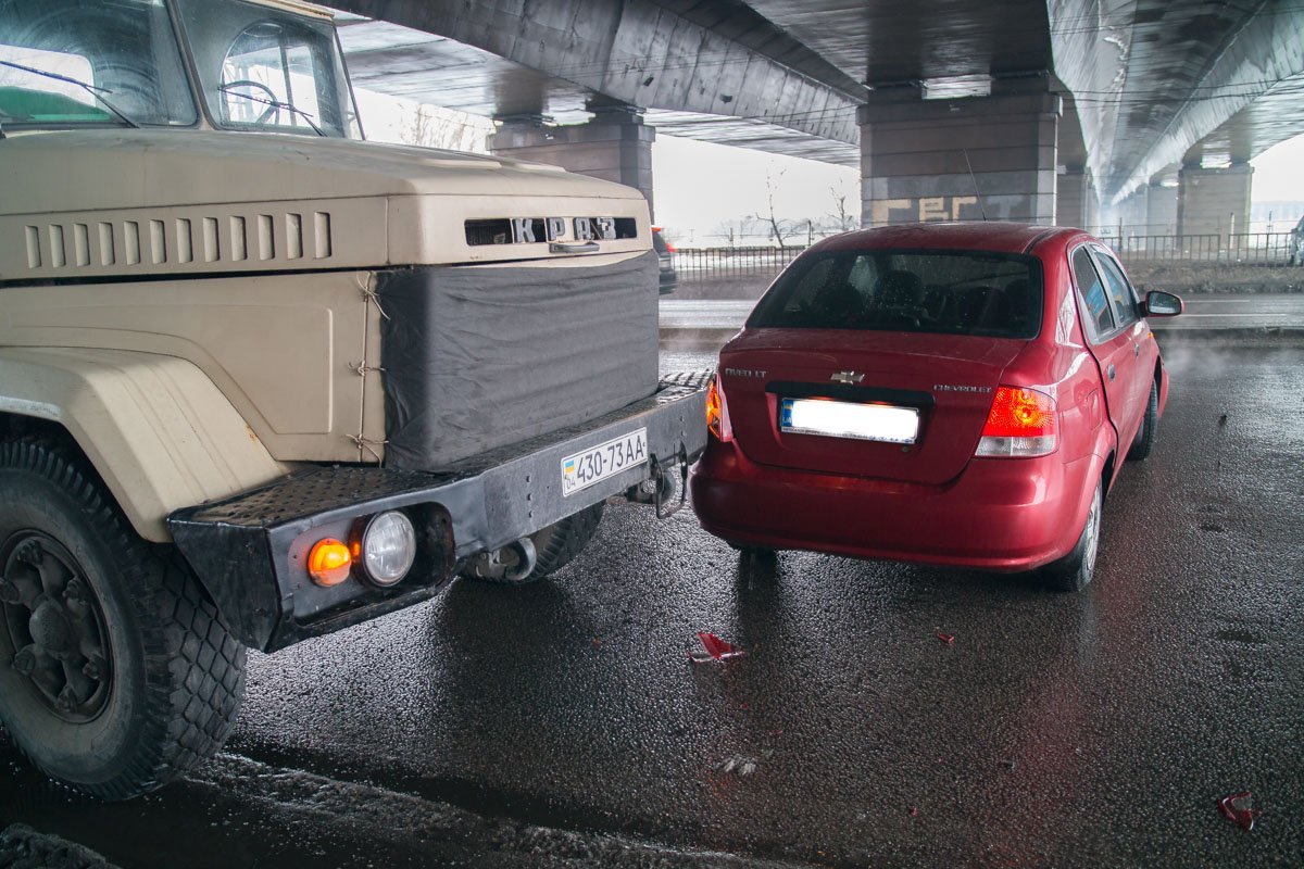 Под Кайдакским мостом автомобиль Chevrolet въехал в бетономешалку Под Кайдакским мостом автомобиль Chevrolet въехал в бетономешалку