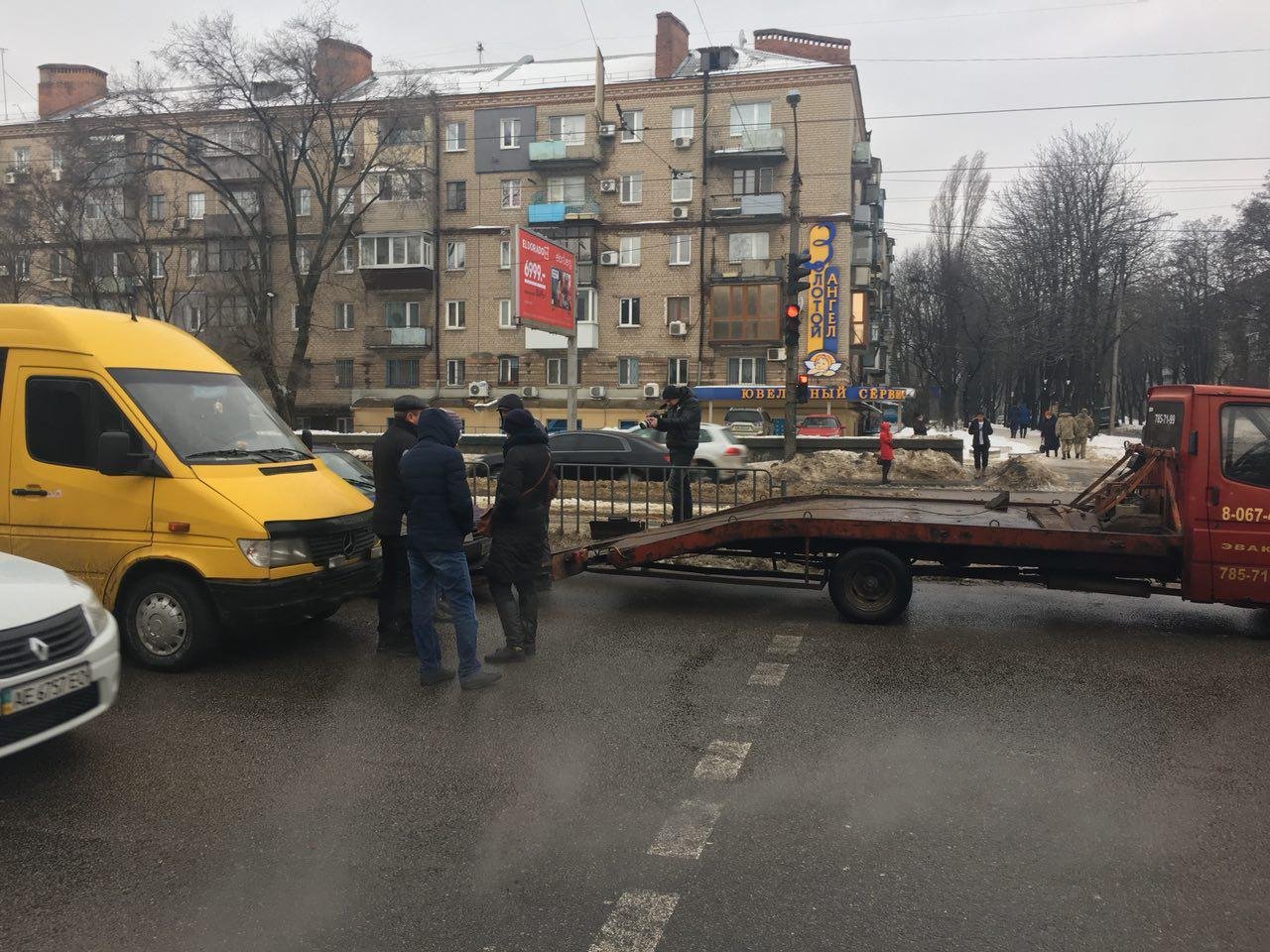 На место аварии уже прибыл эвакуатор