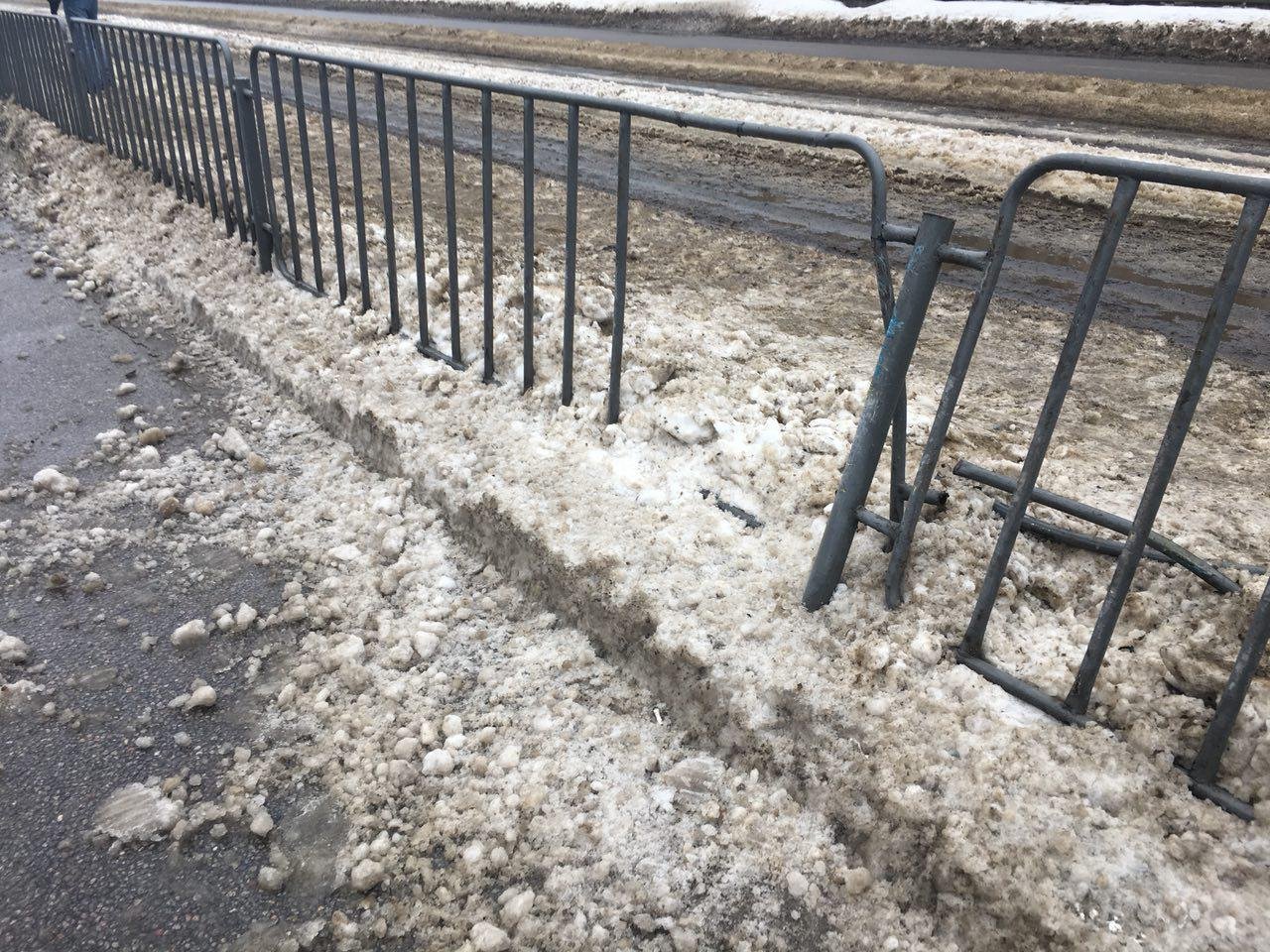 Автомобиль ВАЗ влетел в ограждение, из-за чего его развернуло и внесло в микроавтобус