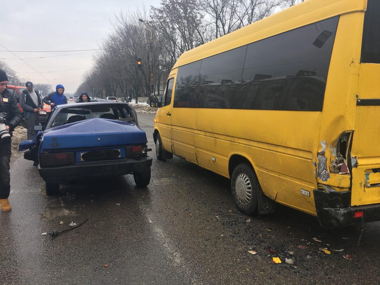Автомобили заняли две полосы
