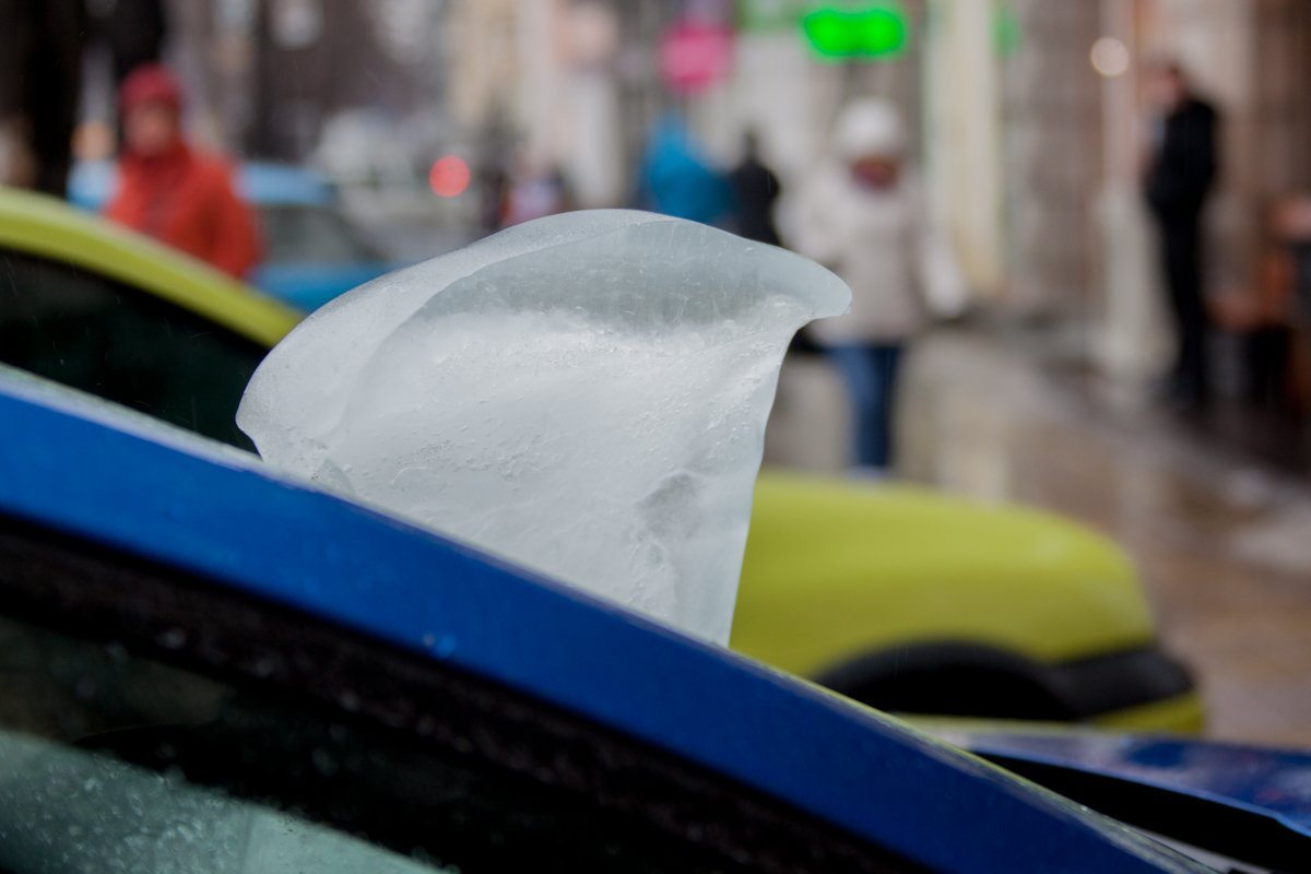 Из-за понижения температуры участились случаи обвала сосулек Из-за понижения температуры участились случаи обвала сосулек