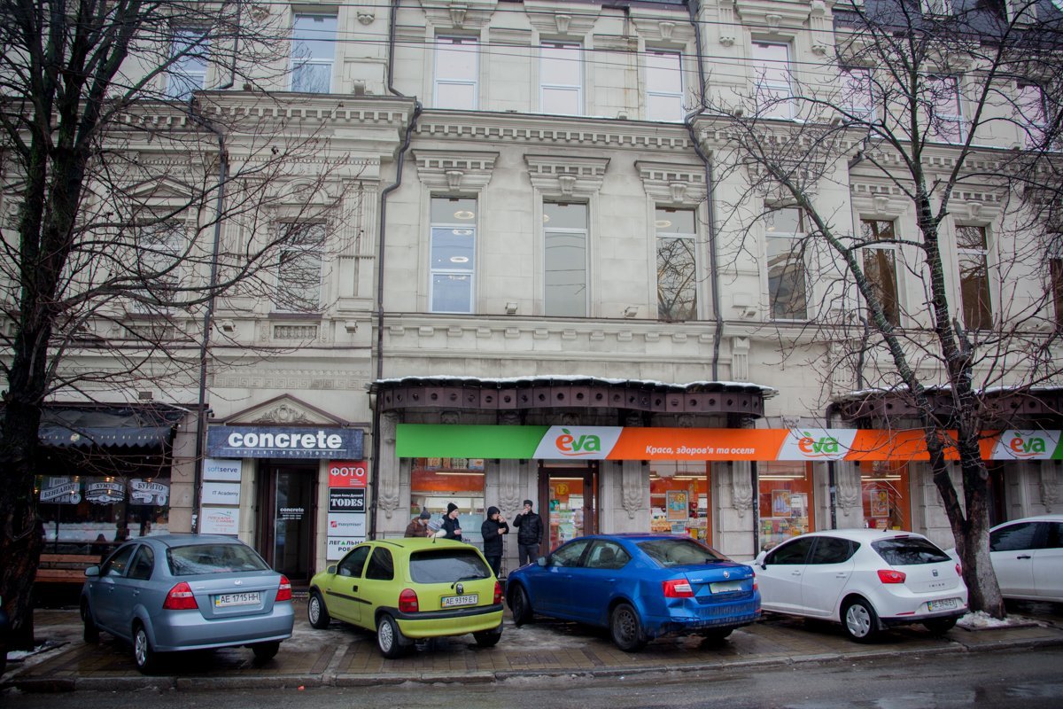 Не паркуйте автомобили под козырьками Не паркуйте автомобили под козырьками