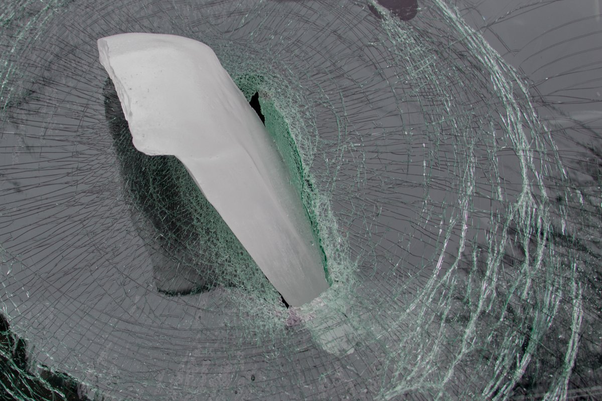 Сосулька прошла насквозь Сосулька прошла насквозь