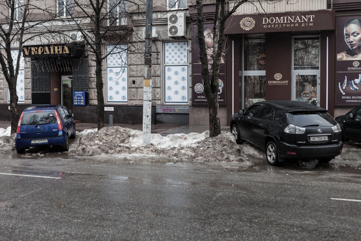 Не паркуйте автомобили под козырьками  Не паркуйте автомобили под козырьками