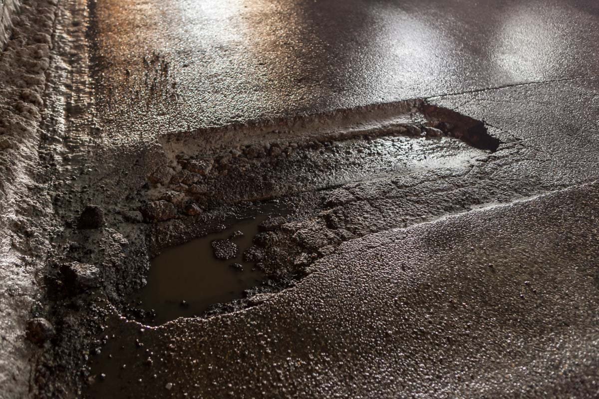 На Новом мосту образовалась яма