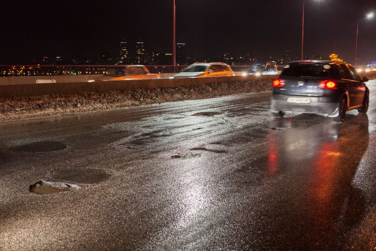 Автомобилисты жалуются на плохое состояние дорог на Новом мосту