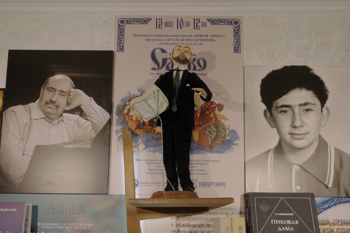 Среди экспонатов музея сувениры, которые Владимиру Скуратовскому дарили его ученики Среди экспонатов музея сувениры, которые Владимиру Скуратовскому дарили его ученики