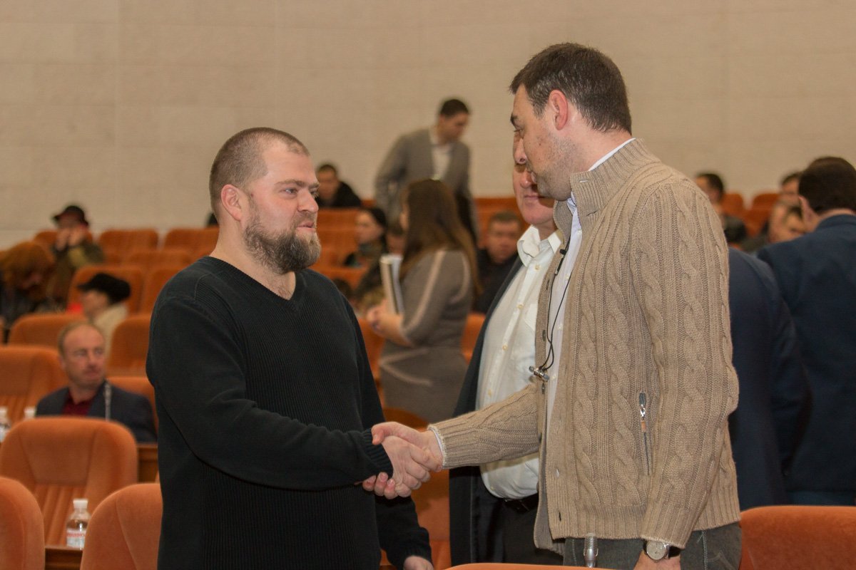 Депутаты приветствуют друг друга Депутаты приветствуют друг друга