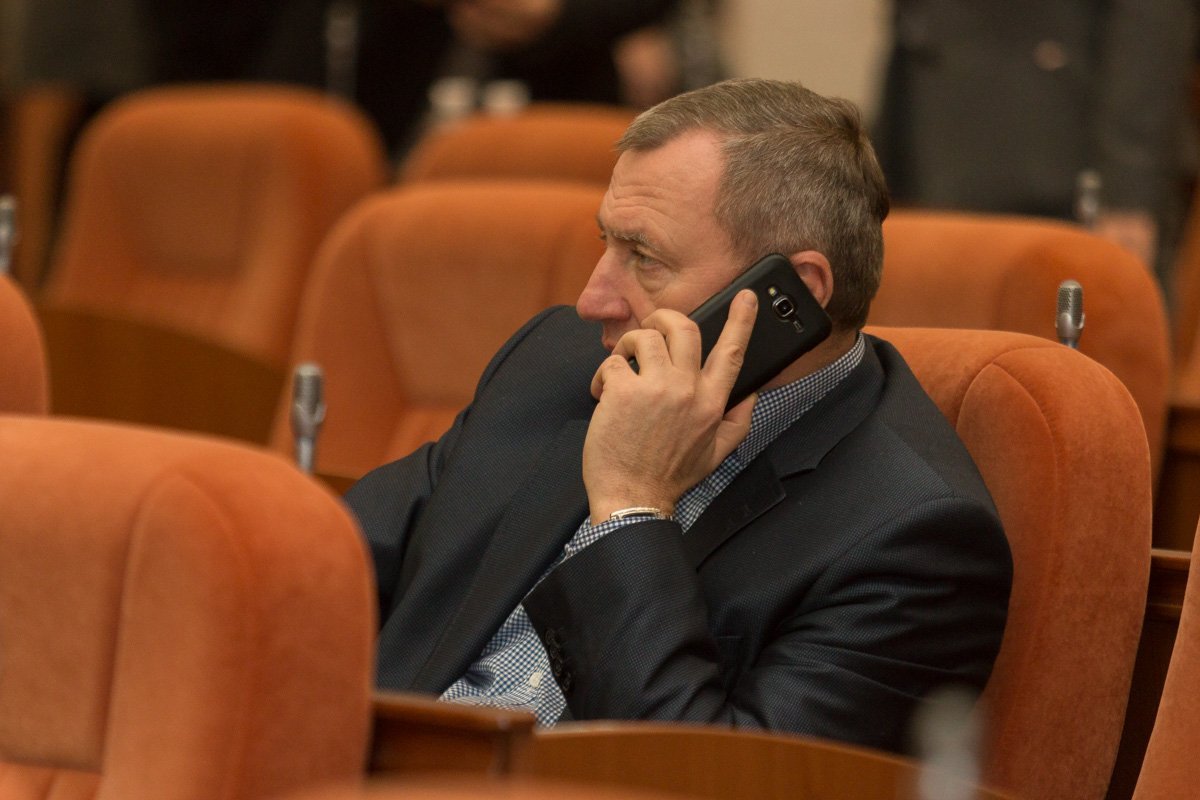 Даже на сессии нельзя обойтись без разговоров по мобильному Даже на сессии нельзя обойтись без разговоров по мобильному