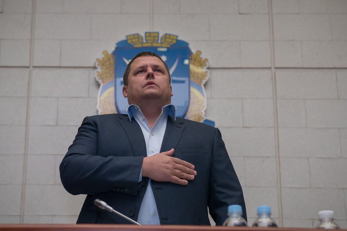 Борис Филатов во время того, как звучит гимн Украины Борис Филатов во время того, как звучит гимн Украины