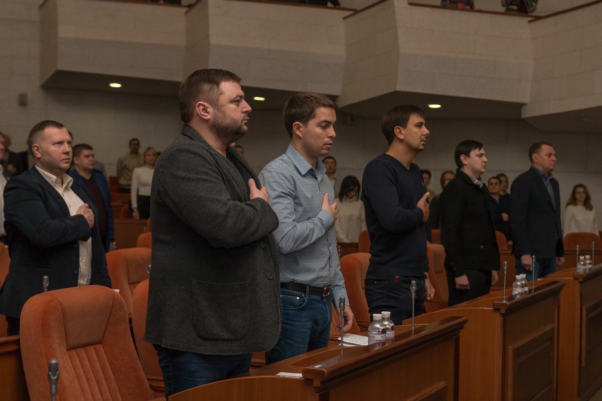 Все депутаты слушали гимн стоя Все депутаты слушали гимн стоя