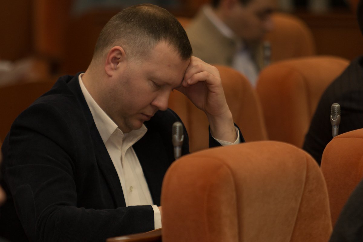 Думу думает тяжелую Думу думает тяжелую