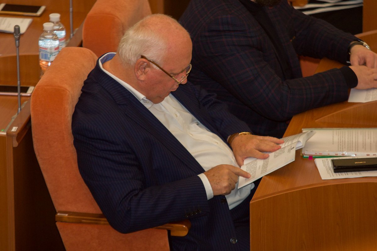 Кто-то внимательно изучает повестку дня Кто-то внимательно изучает повестку дня