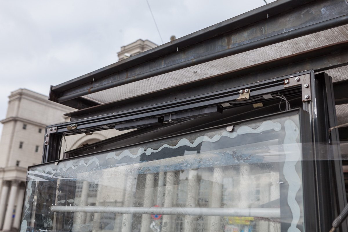 Неизвестные разгромили остановку Неизвестные разгромили остановку