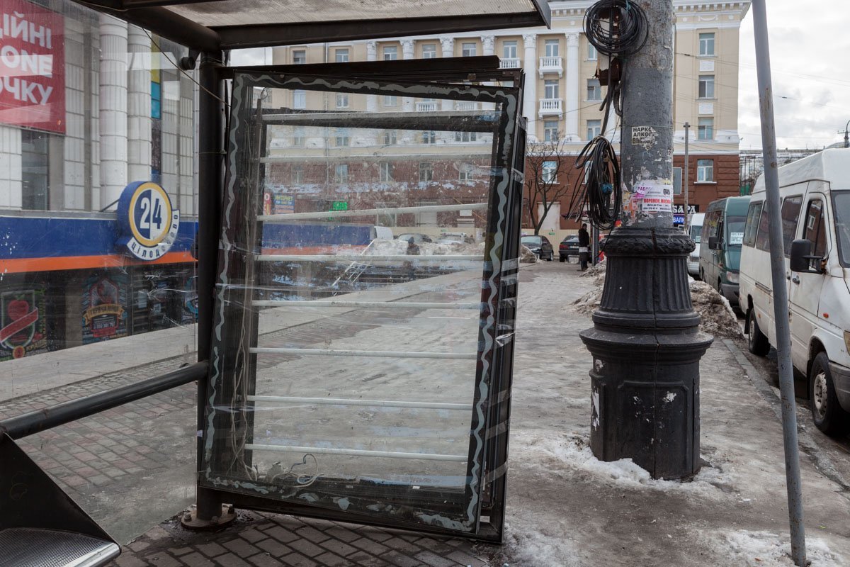 Остановка на вокзале в плачевном состоянии Остановка на вокзале в плачевном состоянии