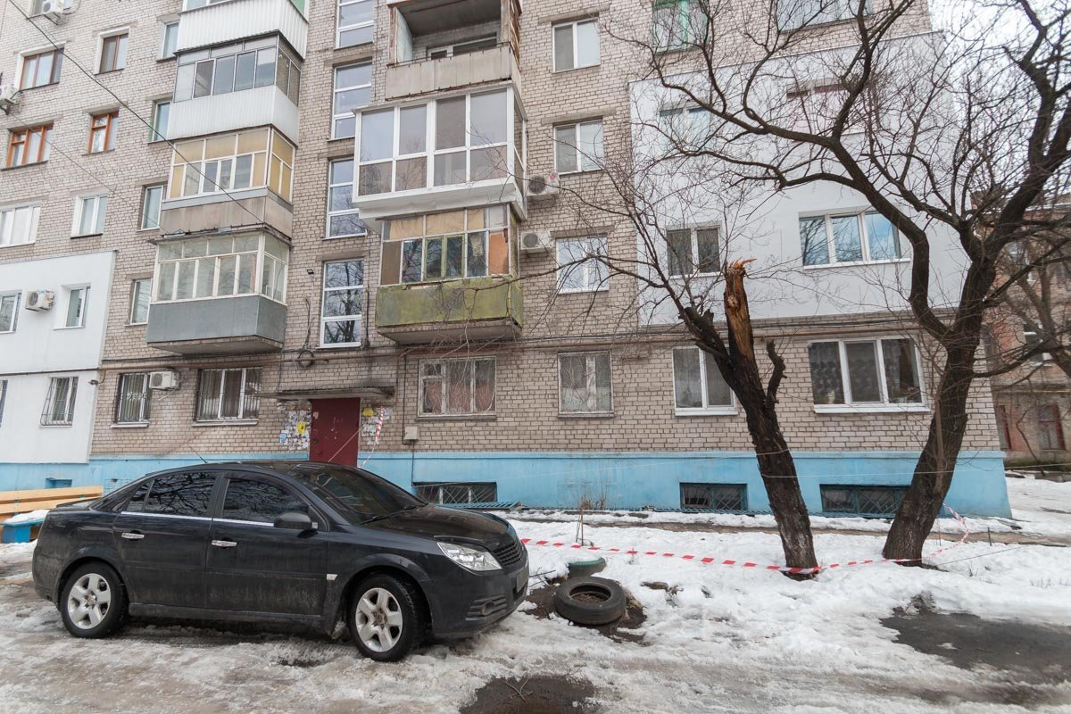 Рухнувшие стекла чудом не повредили припаркованные авто Рухнувшие стекла чудом не повредили припаркованные авто
