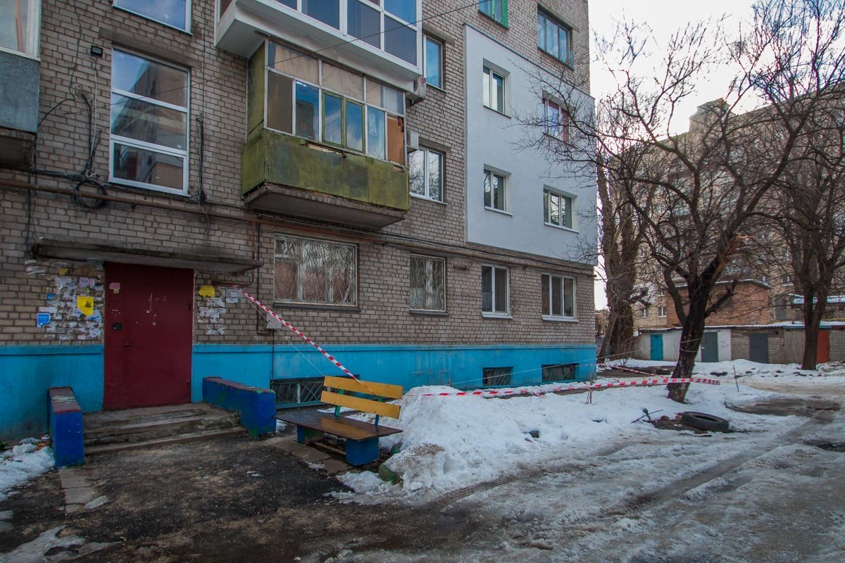 Опасный участок возле дома огородили ограничительной лентой Опасный участок возле дома огородили ограничительной лентой