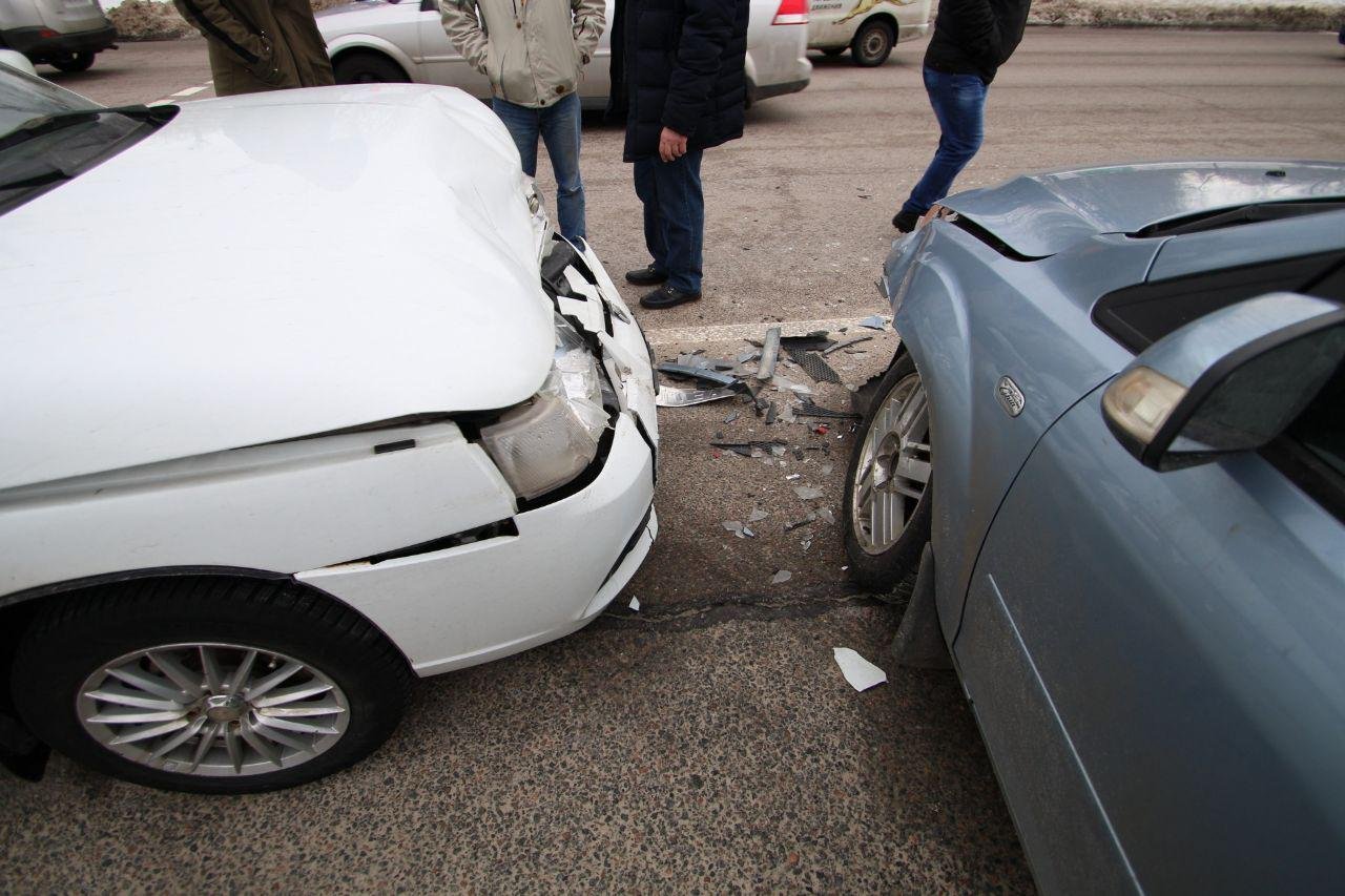 Автомобили столкнулись прямо посередине проезжей части
