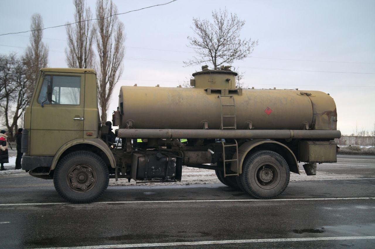 На Аэропортовской Volkswagen врезался в бензовоз из колонны военной техники