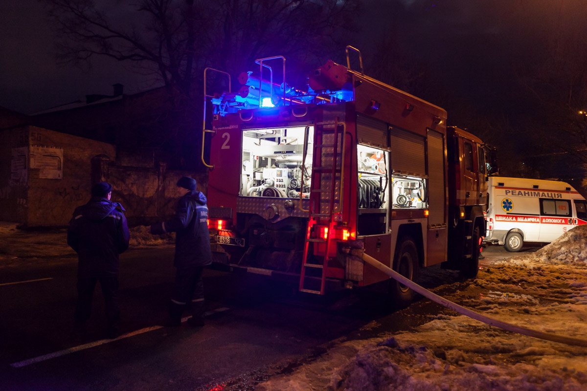 На месте работают две бригады ГСЧС, сотрудники патрульной полиции, газовая служба и электрики