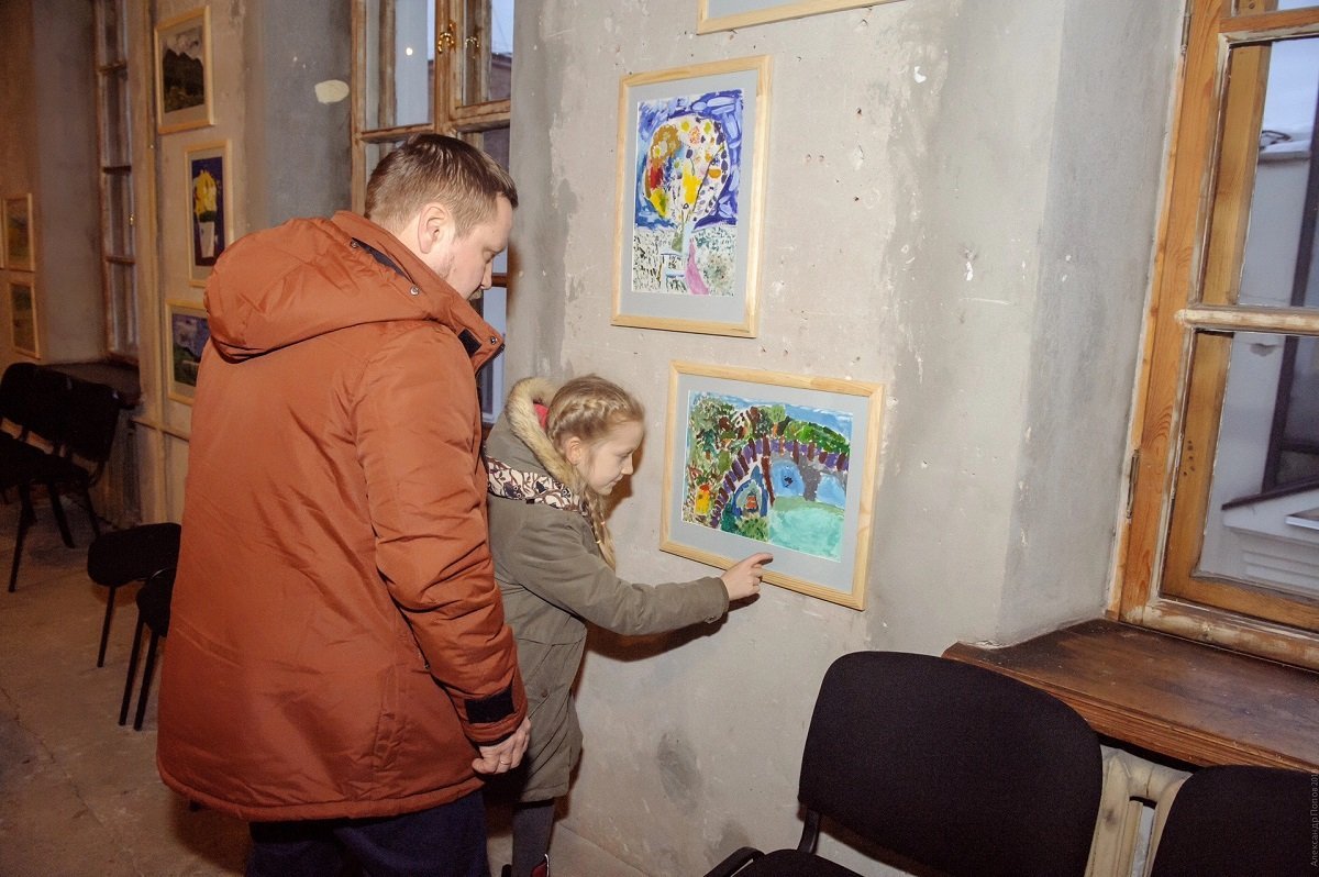 Дети были счастливы увидеть свои картины на выставке Дети были счастливы увидеть свои картины на выставке