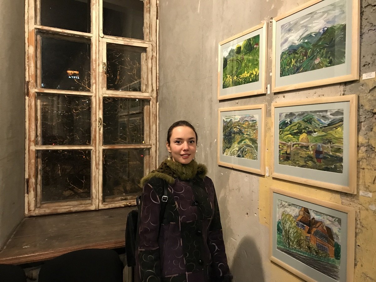 А сами посетители с энтузиазмом рассматривали картины и фотографировались А сами посетители с энтузиазмом рассматривали картины и фотографировались