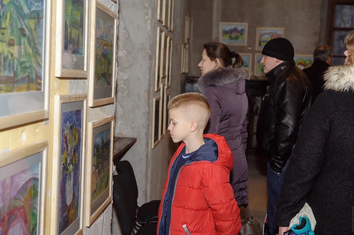 Дети очень серьезно отнеслись к своей первой выставке Дети очень серьезно отнеслись к своей первой выставке