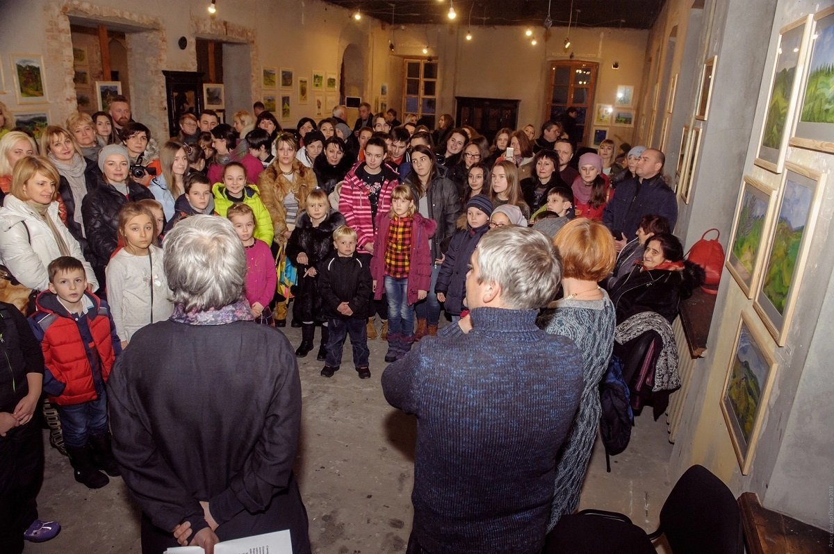 Людей на открытии было много Людей на открытии было много